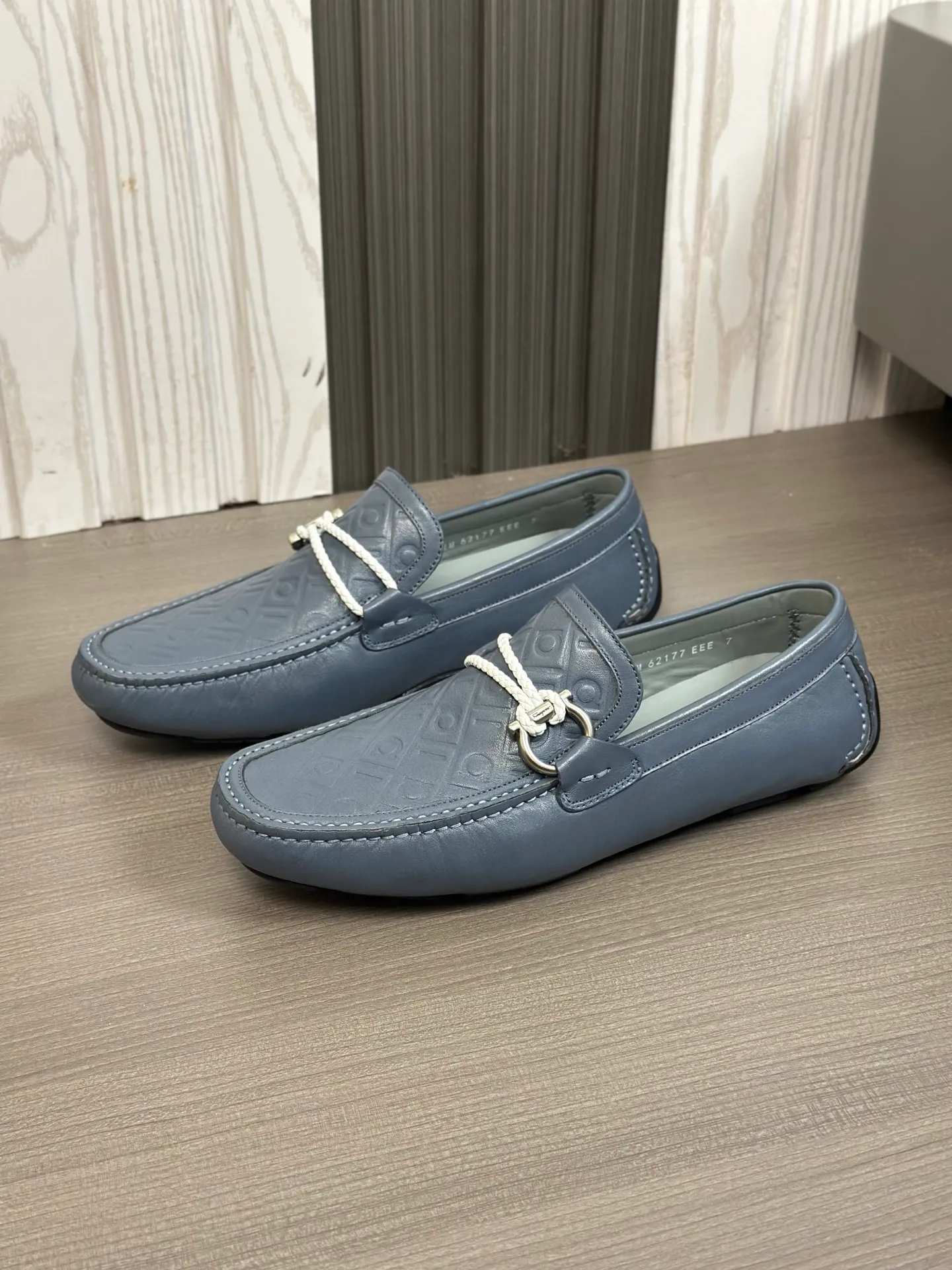 Batch 840, original order quality, new counter model, Ferragamo handmade men's driving shoes, bean shoes, slip-on shoes, lazy shoes, exquisite hand-stitching, workmanship details comparable to counters, original rubber outsole, imported cowhide from Italy, pressed water corrugated water-dyed cowhide lining, 39-44 large quantities in stock (38, 45 custom-made, non-refundable)